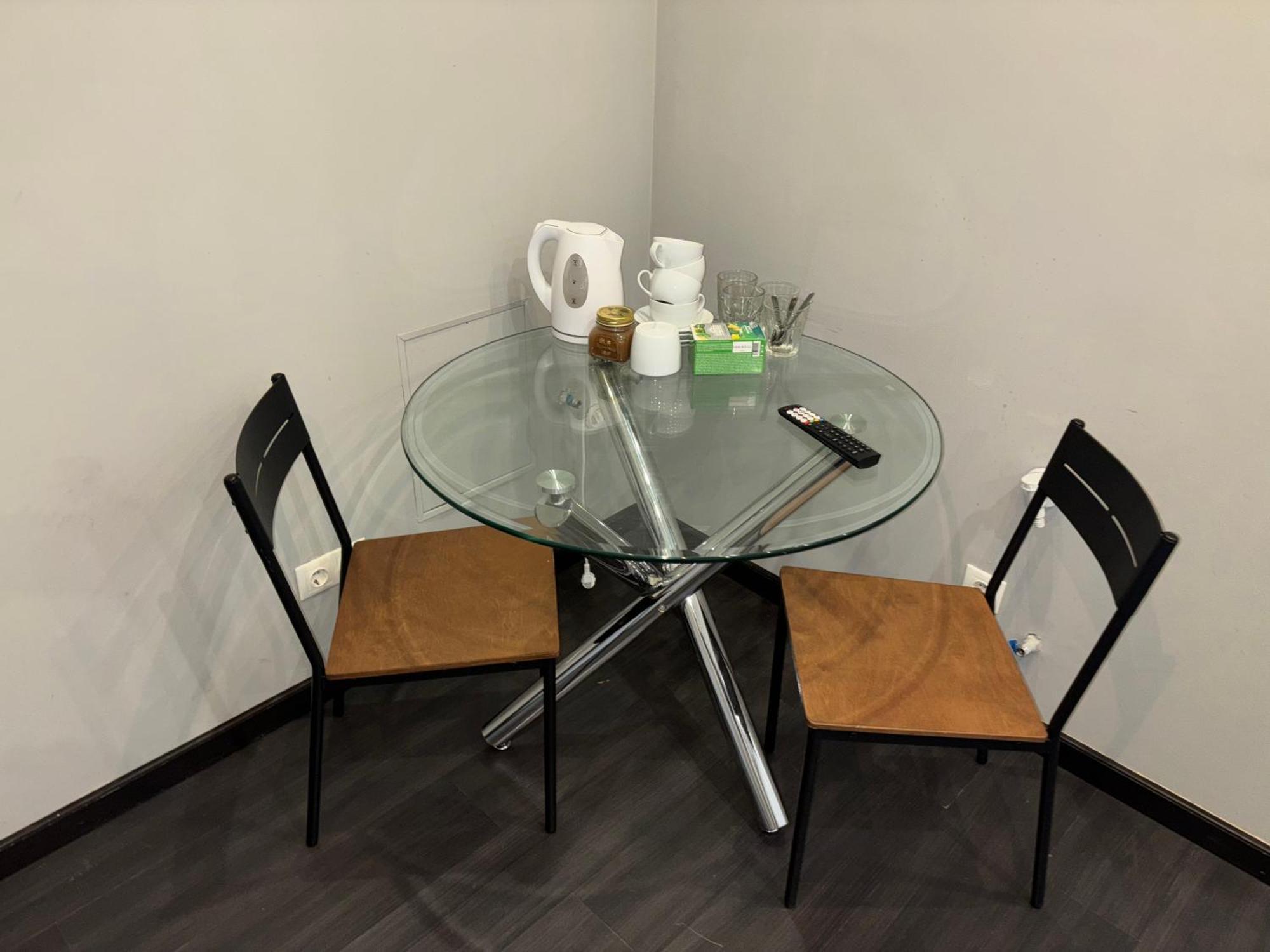 Aparthotel Riga Luaran gambar A glass table